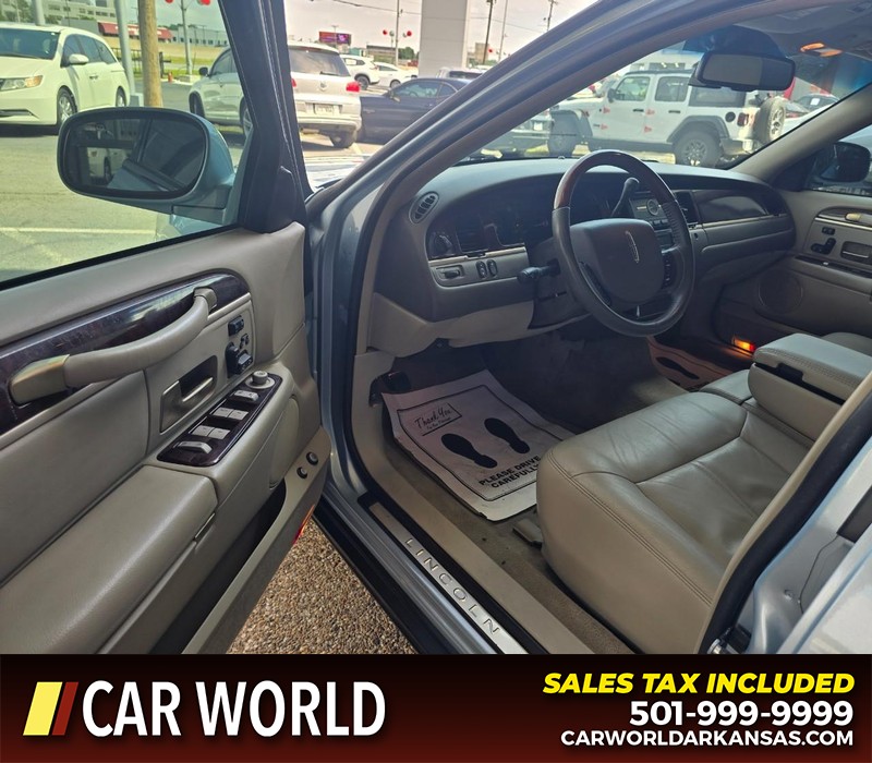 Lincoln Town Car Vehicle Full-screen Gallery Image 7