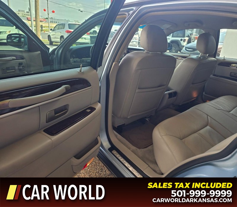 Lincoln Town Car Vehicle Full-screen Gallery Image 9