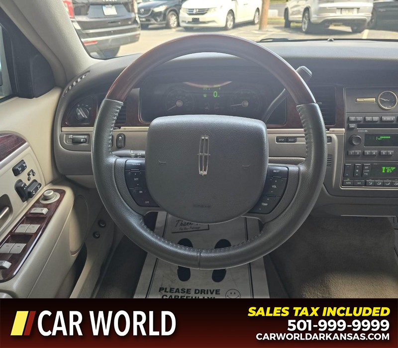 Lincoln Town Car Vehicle Full-screen Gallery Image 14