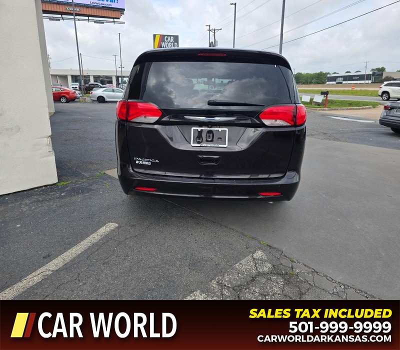 Chrysler Pacifica Vehicle Full-screen Gallery Image 5