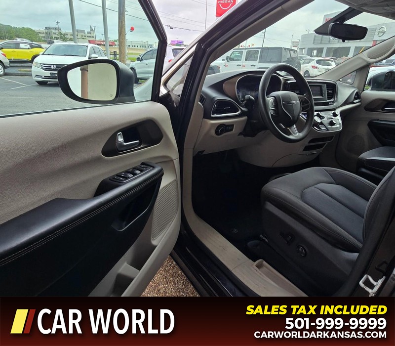 Chrysler Pacifica Vehicle Full-screen Gallery Image 7