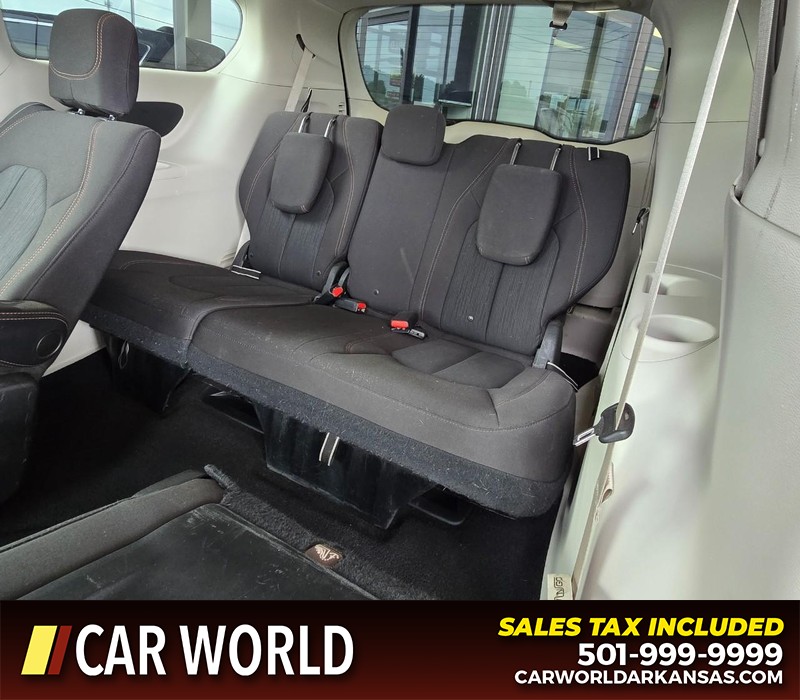 Chrysler Pacifica Vehicle Full-screen Gallery Image 12