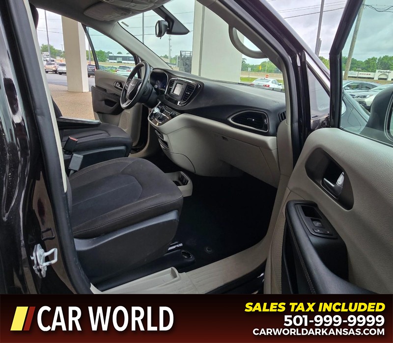 Chrysler Pacifica Vehicle Full-screen Gallery Image 13