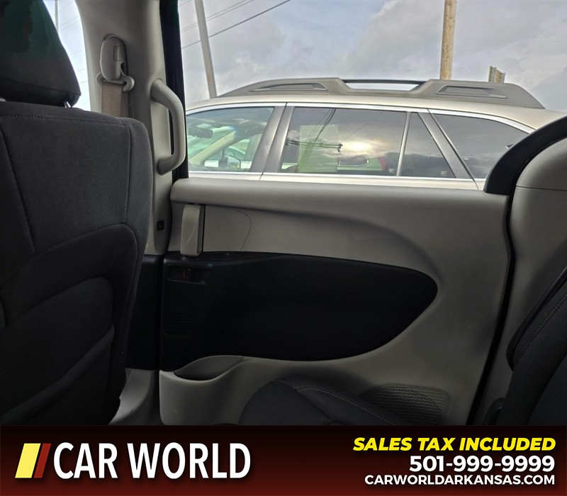 Chrysler Pacifica Vehicle Full-screen Gallery Image 14