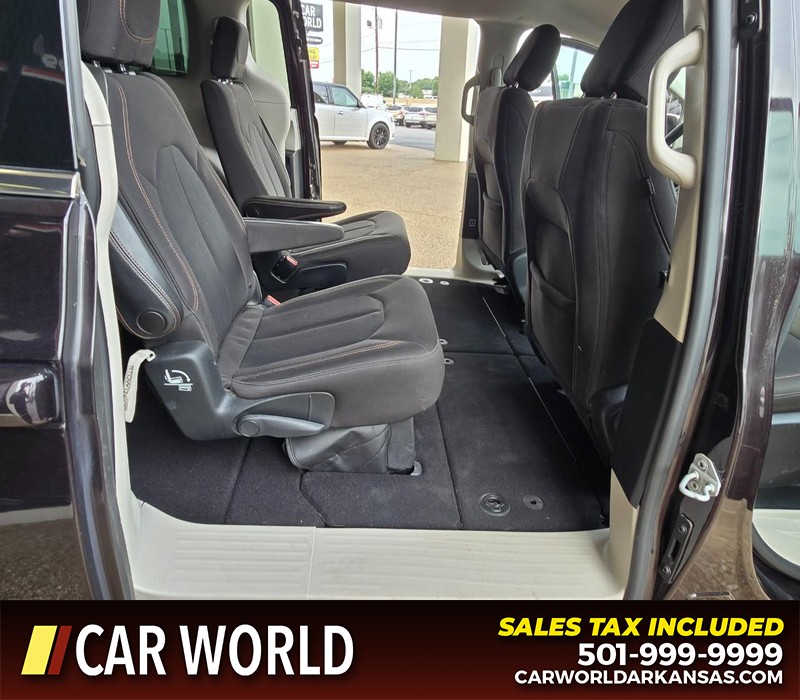 Chrysler Pacifica Vehicle Full-screen Gallery Image 15