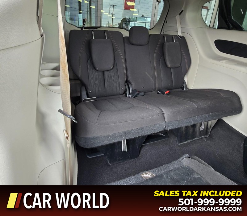 Chrysler Pacifica Vehicle Full-screen Gallery Image 16