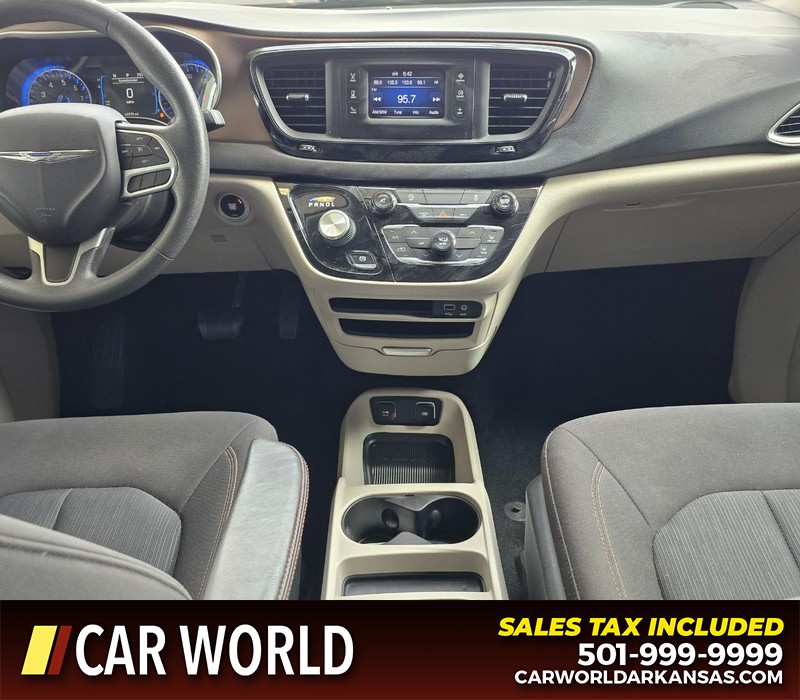 Chrysler Pacifica Vehicle Full-screen Gallery Image 23