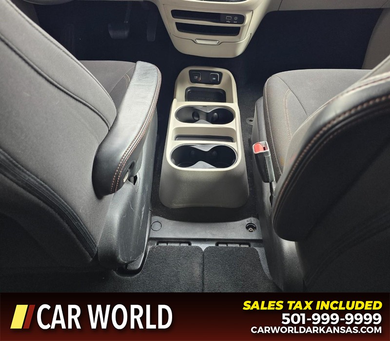 Chrysler Pacifica Vehicle Full-screen Gallery Image 24