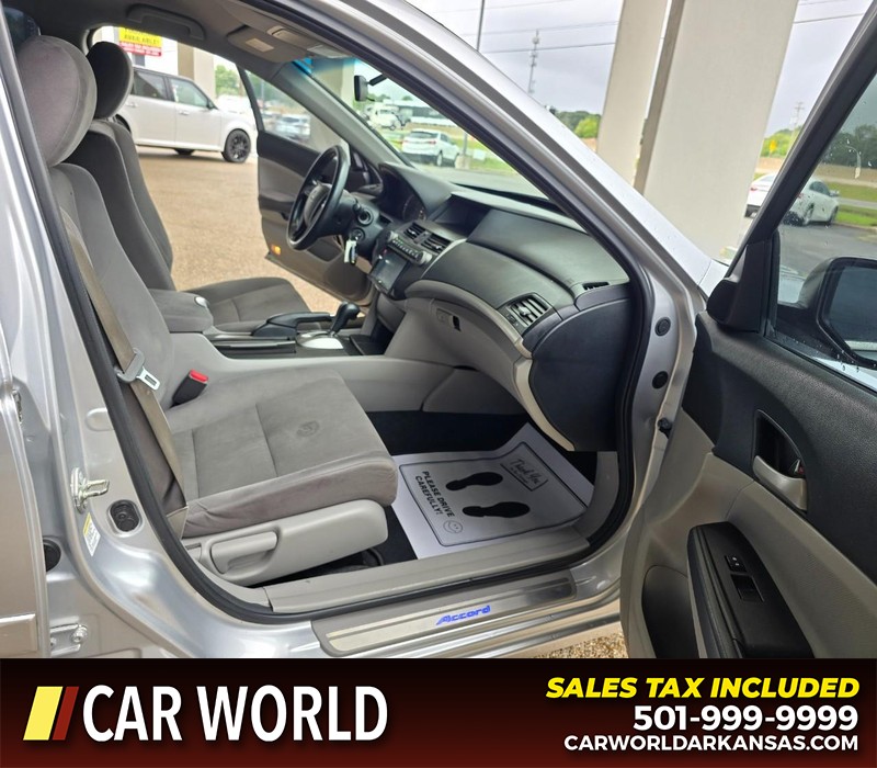 Honda Accord Sedan Vehicle Full-screen Gallery Image 11