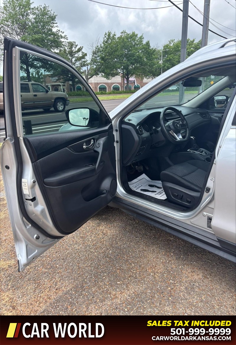 Nissan Rogue Vehicle Full-screen Gallery Image 12