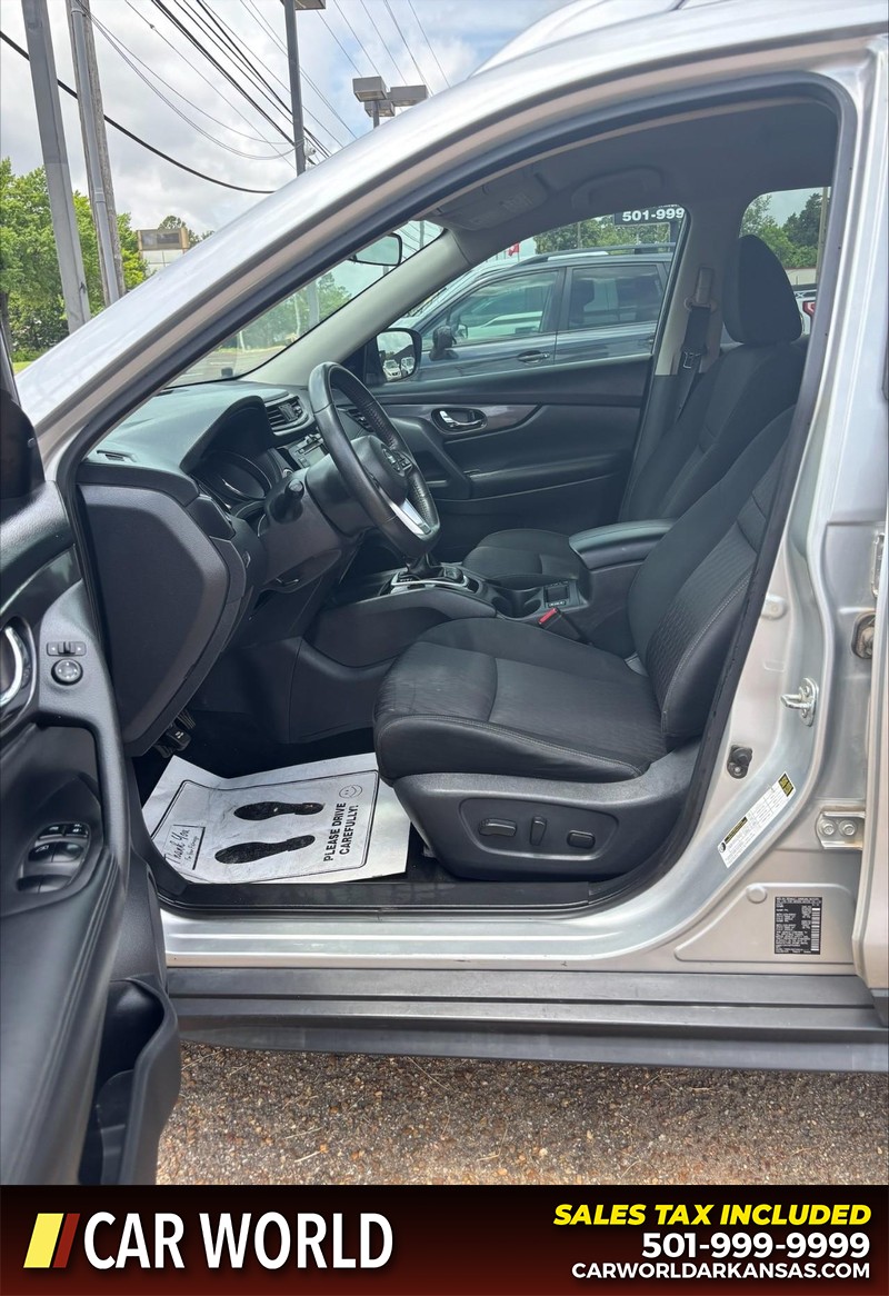 Nissan Rogue Vehicle Full-screen Gallery Image 13