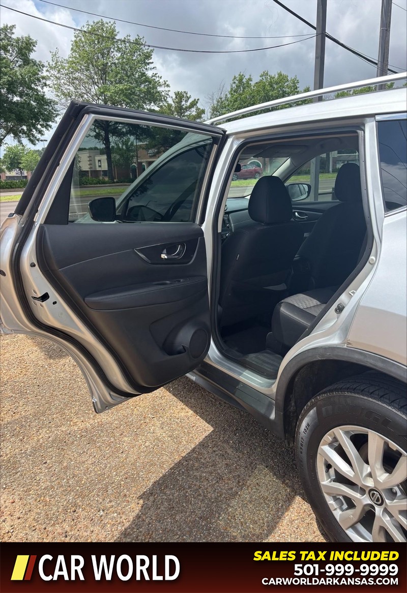 Nissan Rogue Vehicle Full-screen Gallery Image 14
