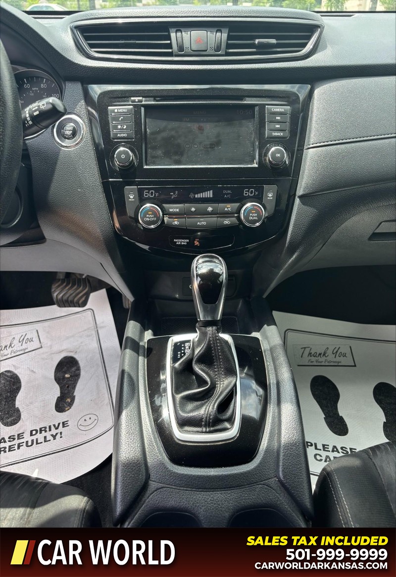 Nissan Rogue Vehicle Full-screen Gallery Image 17