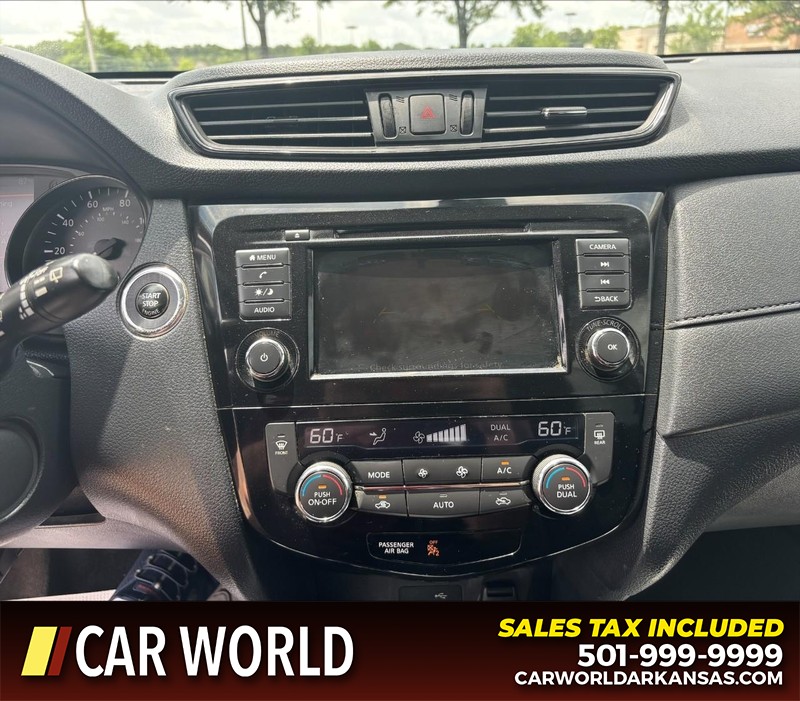 Nissan Rogue Vehicle Full-screen Gallery Image 18