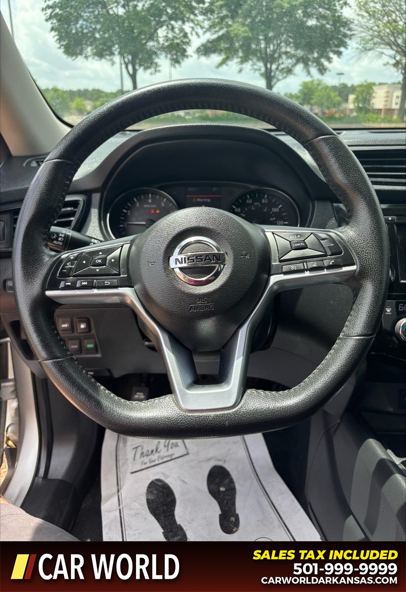 Nissan Rogue Vehicle Full-screen Gallery Image 19