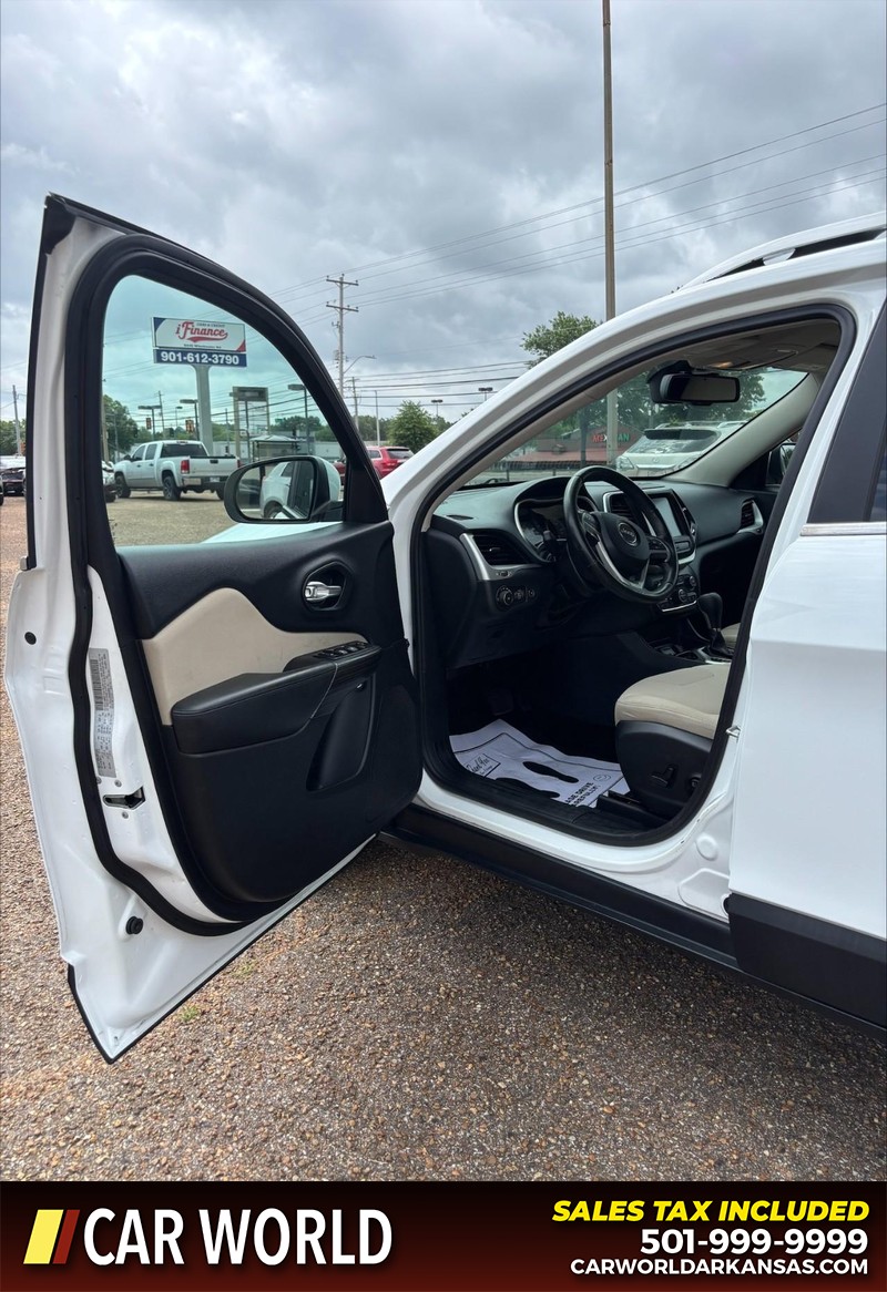 Jeep Cherokee Vehicle Full-screen Gallery Image 12