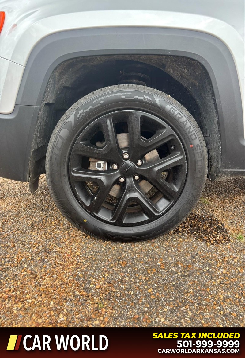 Jeep Renegade Vehicle Full-screen Gallery Image 11