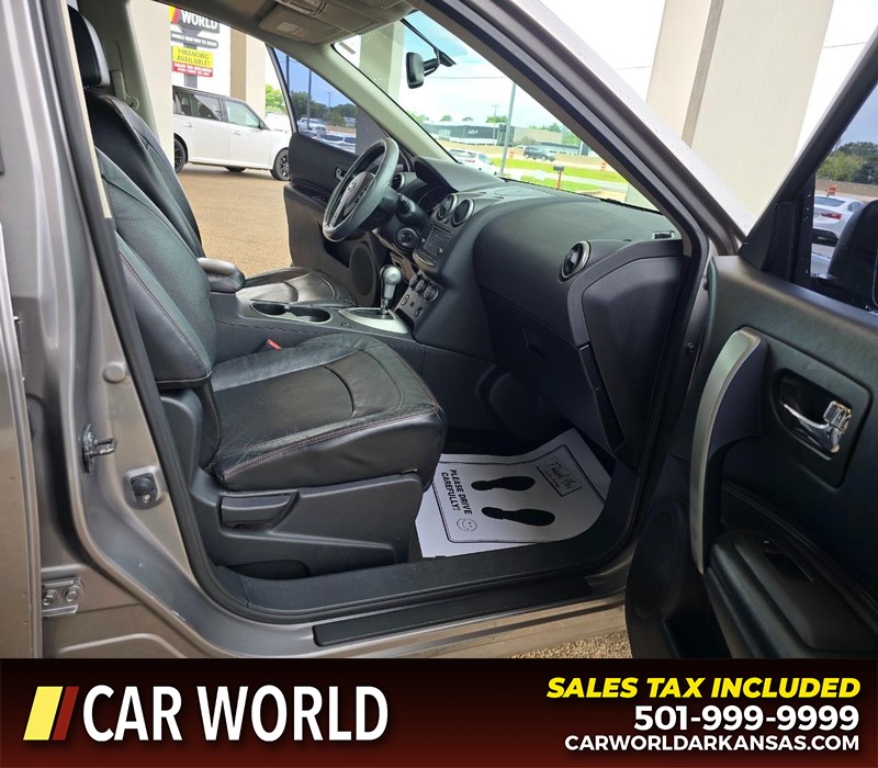 Nissan Rogue Vehicle Full-screen Gallery Image 11