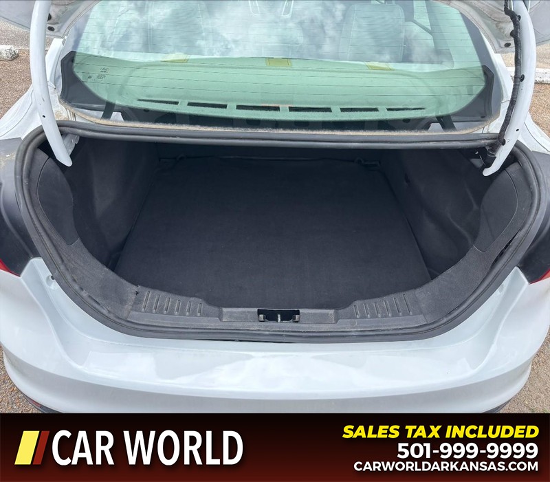 Ford Focus Vehicle Full-screen Gallery Image 6