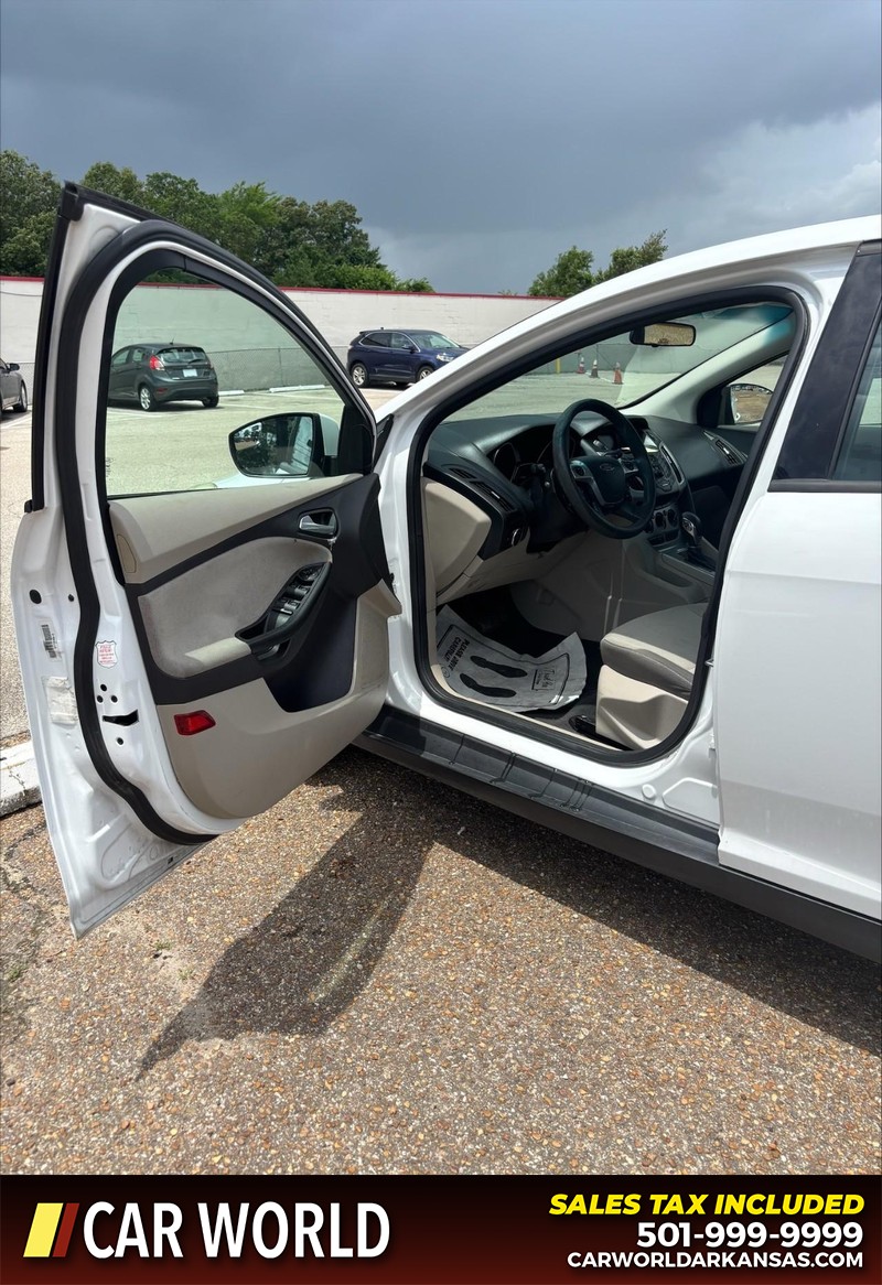 Ford Focus Vehicle Full-screen Gallery Image 12
