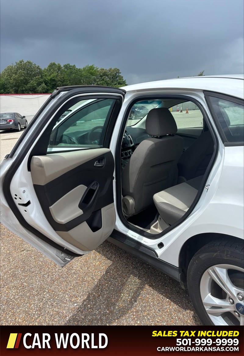 Ford Focus Vehicle Full-screen Gallery Image 14