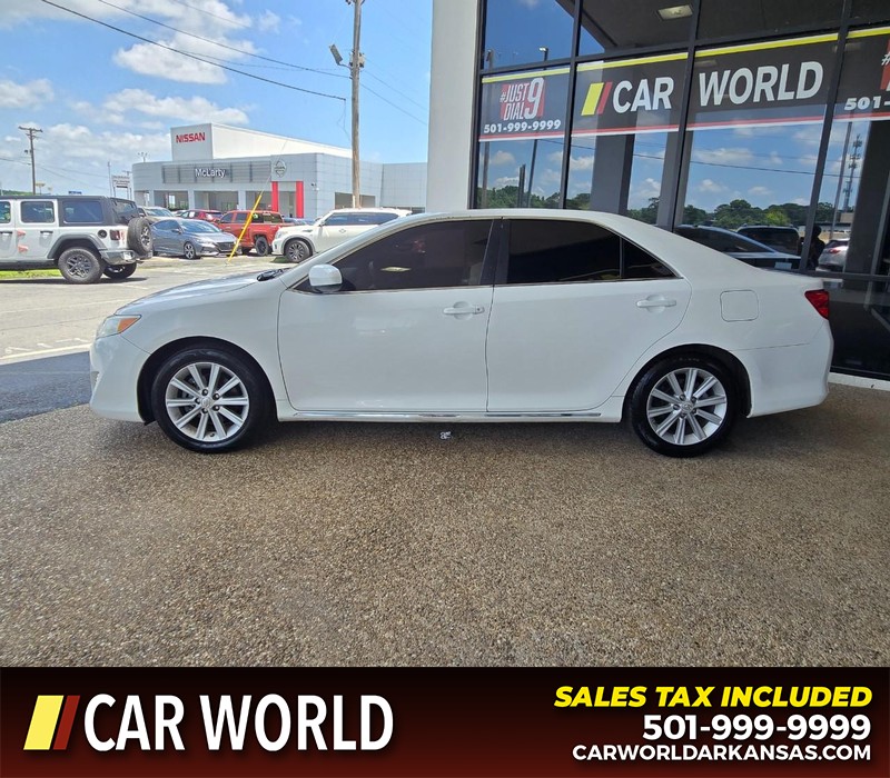 Toyota Camry Vehicle Full-screen Gallery Image 4