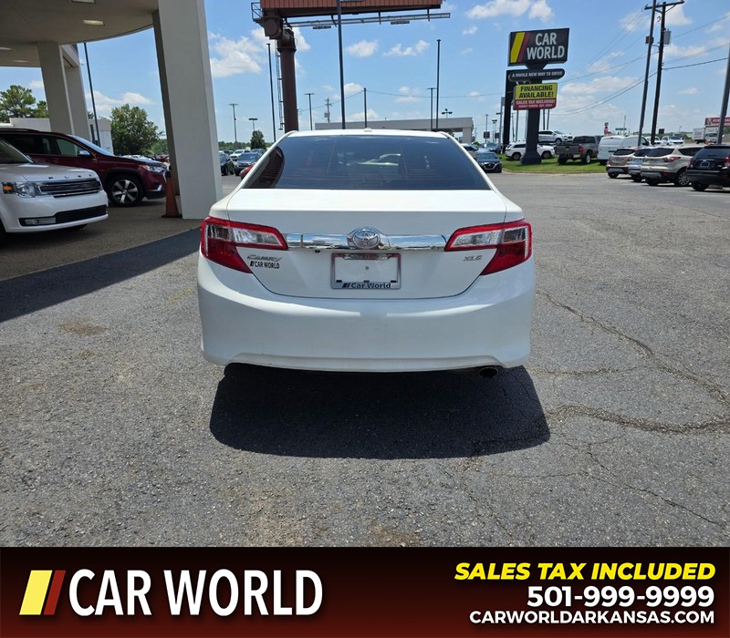 Toyota Camry Vehicle Full-screen Gallery Image 5