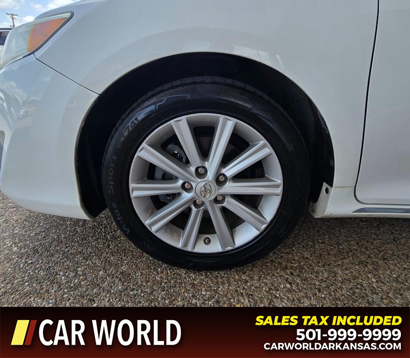 Toyota Camry Vehicle Full-screen Gallery Image 6