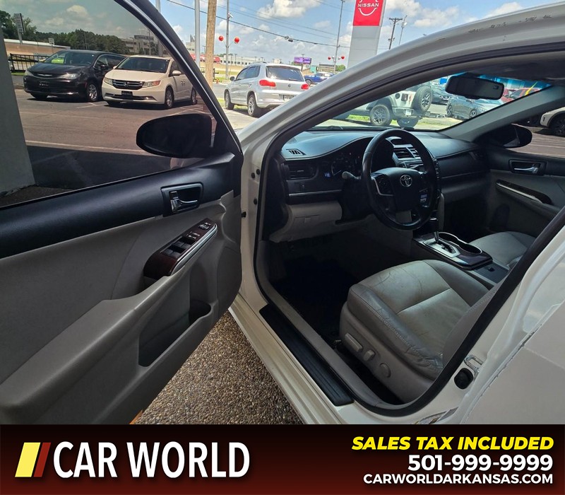 Toyota Camry Vehicle Full-screen Gallery Image 7