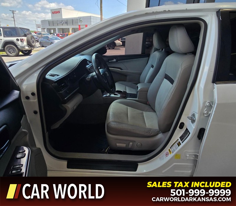 Toyota Camry Vehicle Full-screen Gallery Image 8