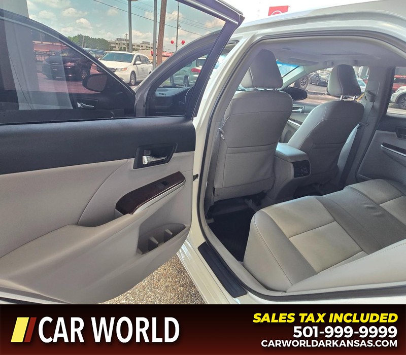 Toyota Camry Vehicle Full-screen Gallery Image 9
