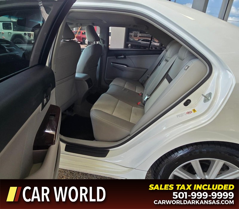 Toyota Camry Vehicle Full-screen Gallery Image 10
