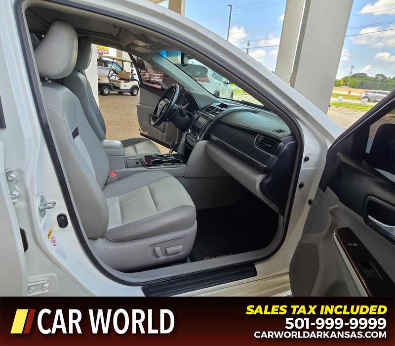 Toyota Camry Vehicle Full-screen Gallery Image 11