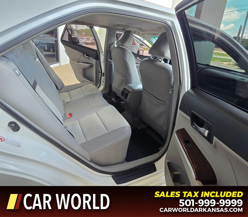 Toyota Camry Vehicle Full-screen Gallery Image 12