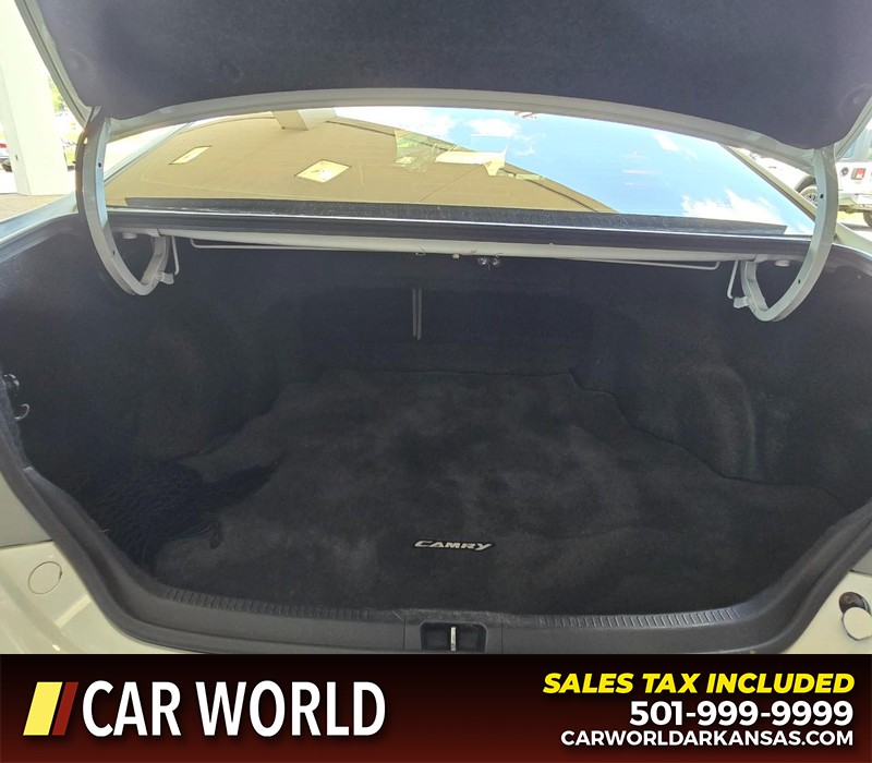 Toyota Camry Vehicle Full-screen Gallery Image 13