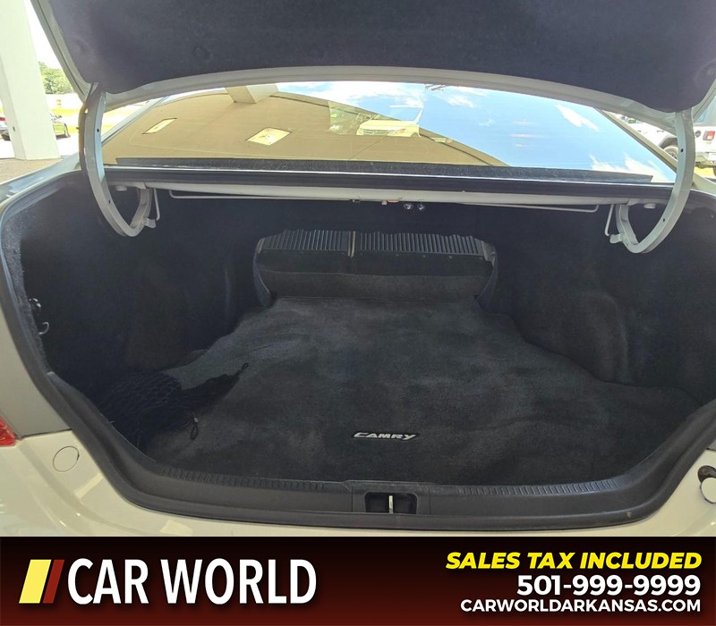 Toyota Camry Vehicle Full-screen Gallery Image 14