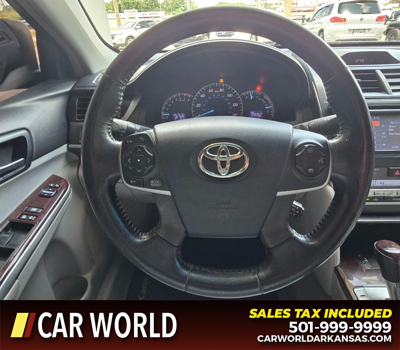 Toyota Camry Vehicle Full-screen Gallery Image 15