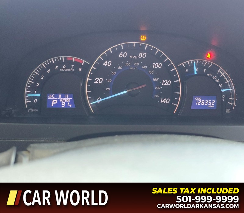 Toyota Camry Vehicle Full-screen Gallery Image 17