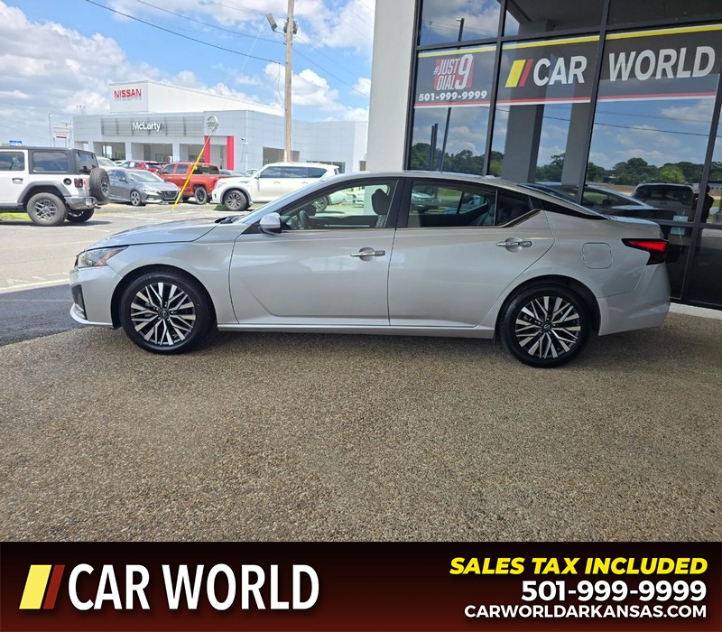 Nissan Altima Vehicle Full-screen Gallery Image 4