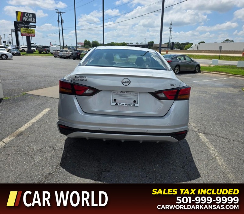 Nissan Altima Vehicle Full-screen Gallery Image 5