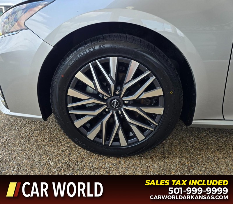 Nissan Altima Vehicle Full-screen Gallery Image 6