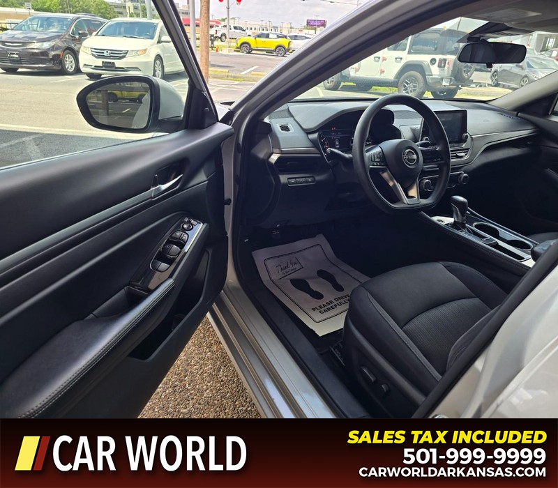 Nissan Altima Vehicle Full-screen Gallery Image 7