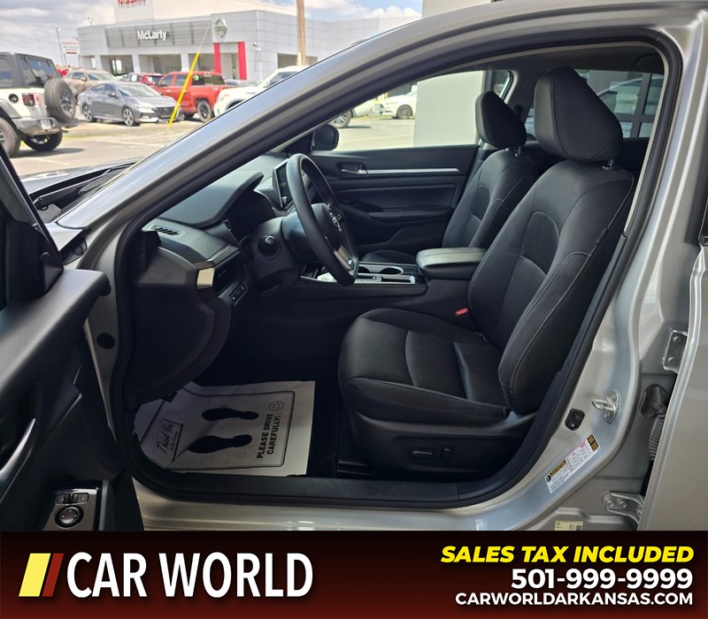 Nissan Altima Vehicle Full-screen Gallery Image 8