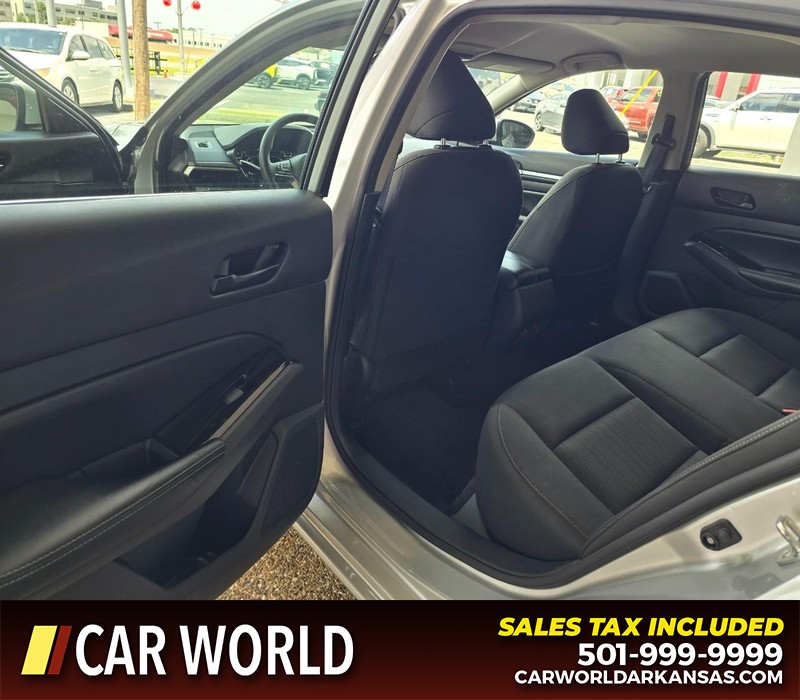Nissan Altima Vehicle Full-screen Gallery Image 9