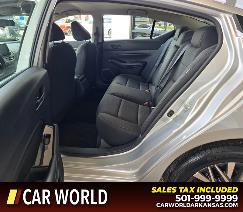 Nissan Altima Vehicle Full-screen Gallery Image 10