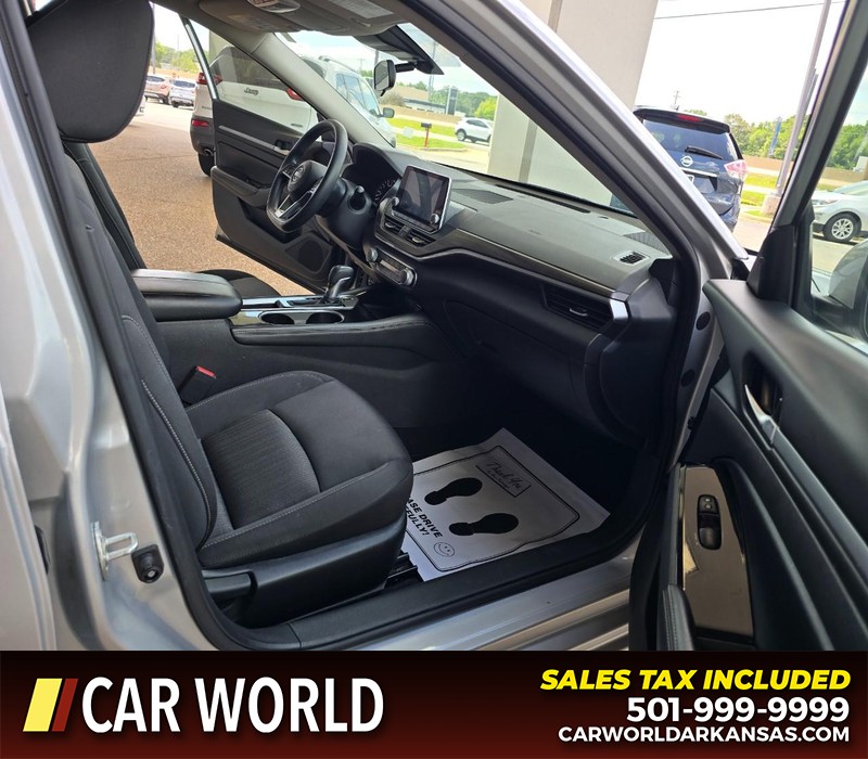 Nissan Altima Vehicle Full-screen Gallery Image 11
