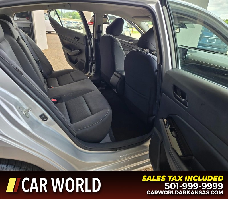 Nissan Altima Vehicle Full-screen Gallery Image 12