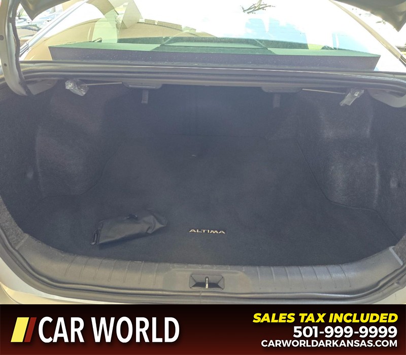 Nissan Altima Vehicle Full-screen Gallery Image 13