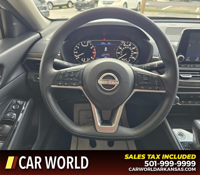 Nissan Altima Vehicle Full-screen Gallery Image 15