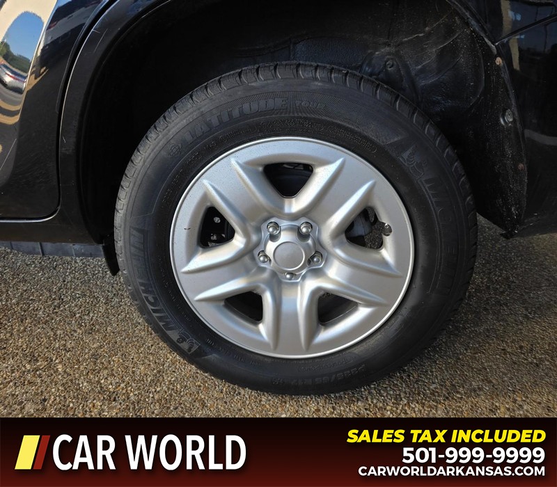 Toyota RAV4 Vehicle Full-screen Gallery Image 6